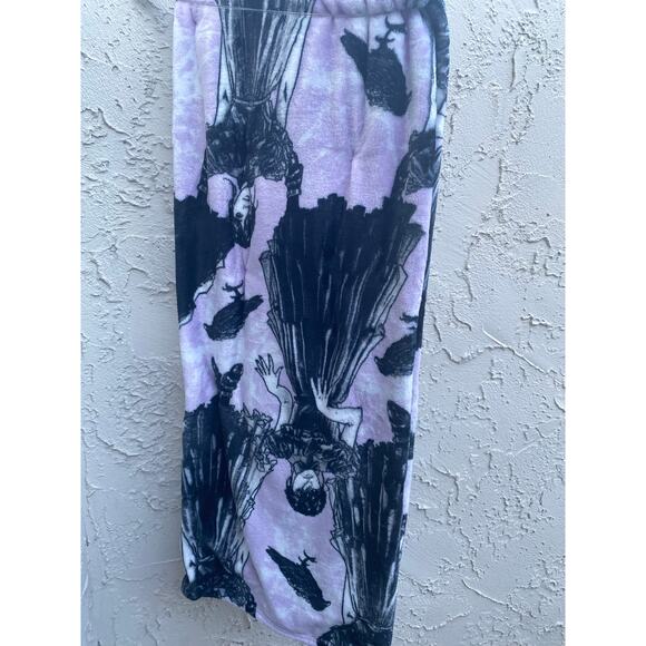 Wednesday Addams Plush Throw Blanket Purple Black 50x70 - Picture 4 of 4